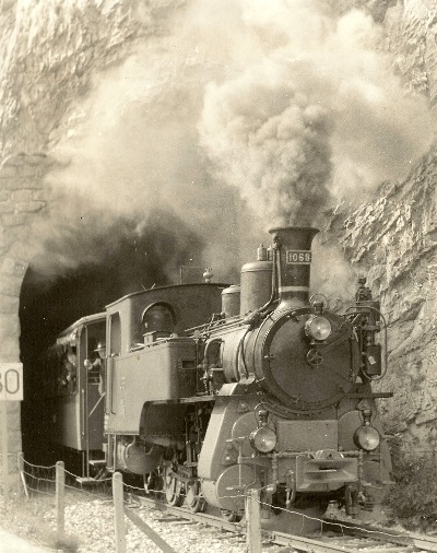 Lok 1068 bei der Ausfahrt aus dem Aareschluchttunnel bei Innertkirchen in den 70er-Jahren